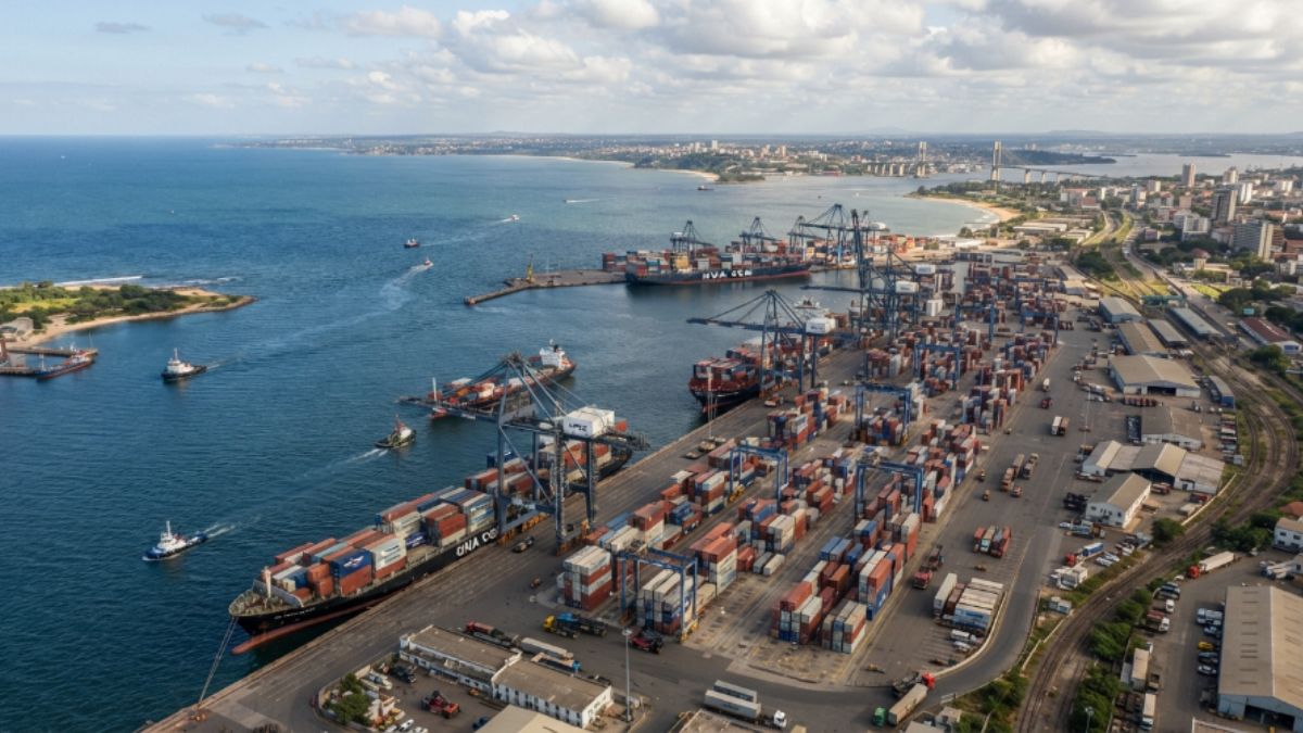 Porto de contêineres com guindastes carregando navios, costa de Moçambique, vista aérea